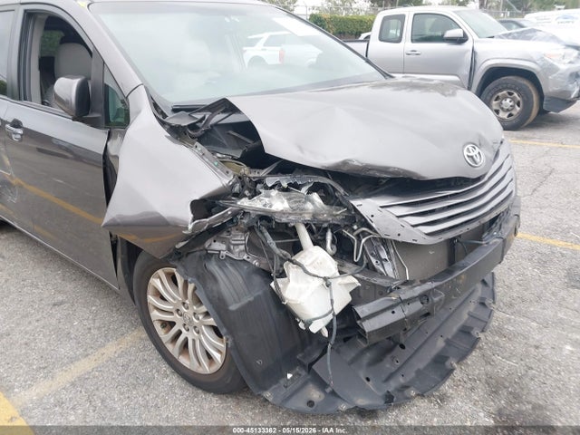 Toyota Sienna Xle Premium 8 Passenger