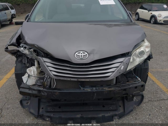 Toyota Sienna Xle Premium 8 Passenger