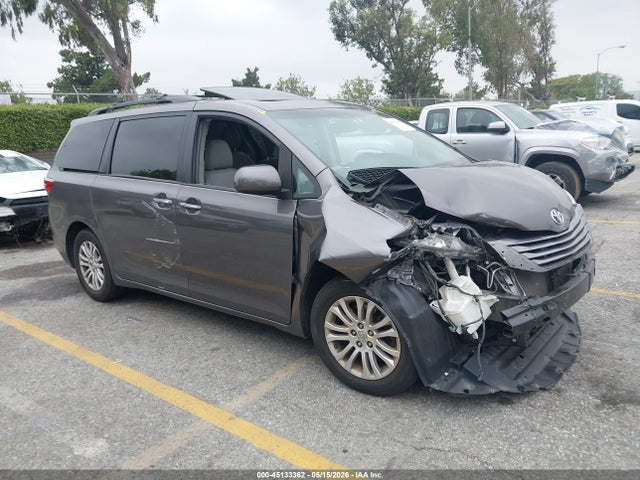 Salvage Toyota Sienna Image
