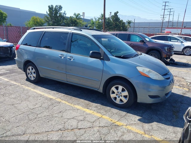 Salvage Toyota Sienna Image