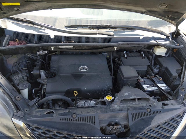 Toyota Sienna Se 8 Passenger