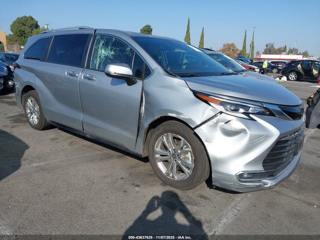 Salvage Toyota Sienna Image