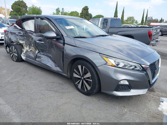 Salvage Nissan Altima Image