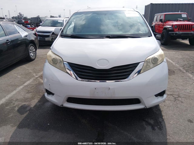 Toyota Sienna Le V6