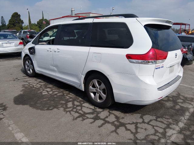 Toyota Sienna Le V6