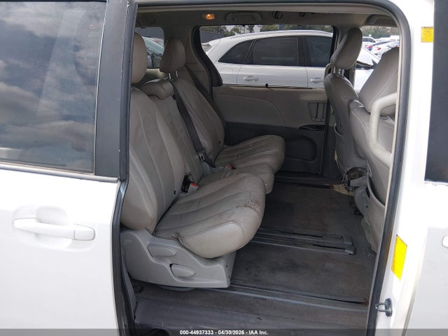 Toyota Sienna Le V6