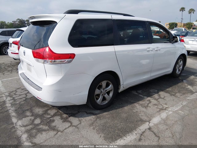 Toyota Sienna Le V6
