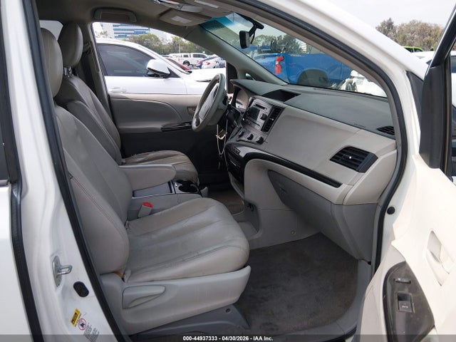 Toyota Sienna Le V6