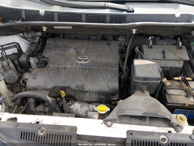 Toyota Sienna Le V6