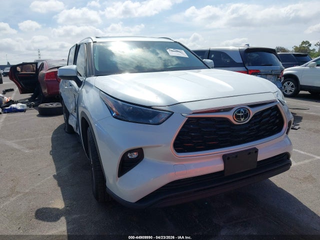 Salvage Toyota Highlander Image