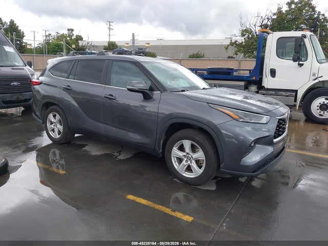 Salvage Toyota Highlander Image