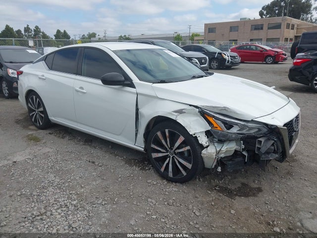 Salvage Nissan Altima Image
