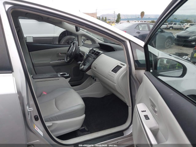 Toyota Prius v Five