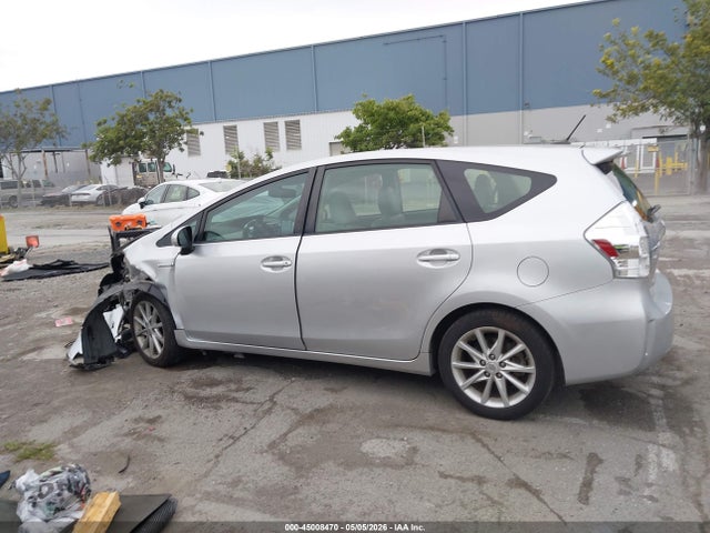 Toyota Prius v Five