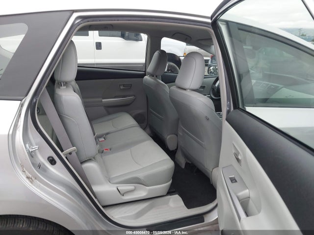 Toyota Prius v Five