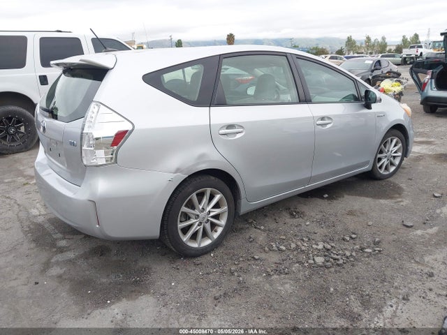 Toyota Prius v Five