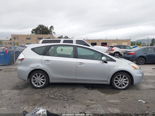 Toyota Prius v Five