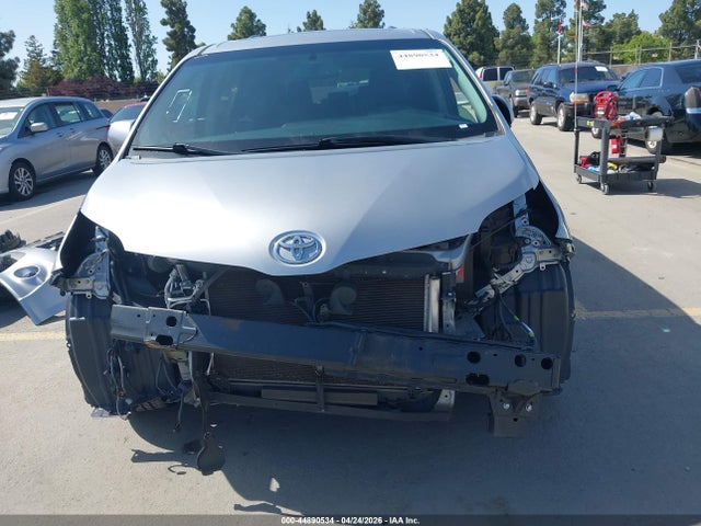 Toyota Sienna Se Premium 8 Passenger