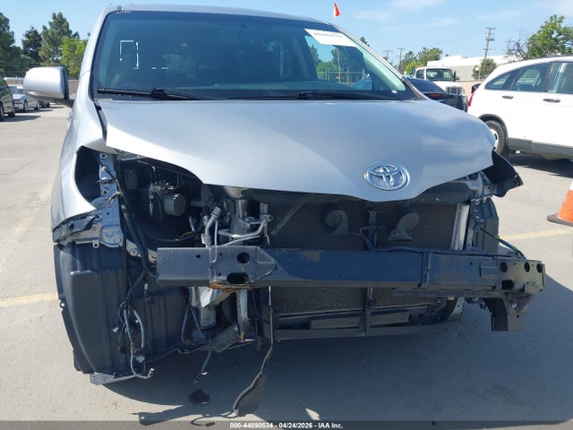 Toyota Sienna Se Premium 8 Passenger