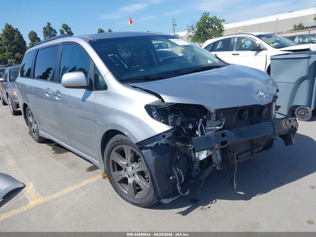 Salvage Toyota Sienna Image