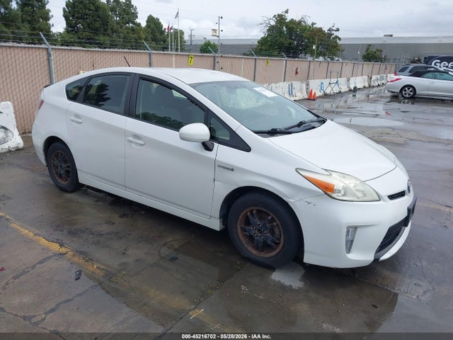 Salvage Toyota Prius Image