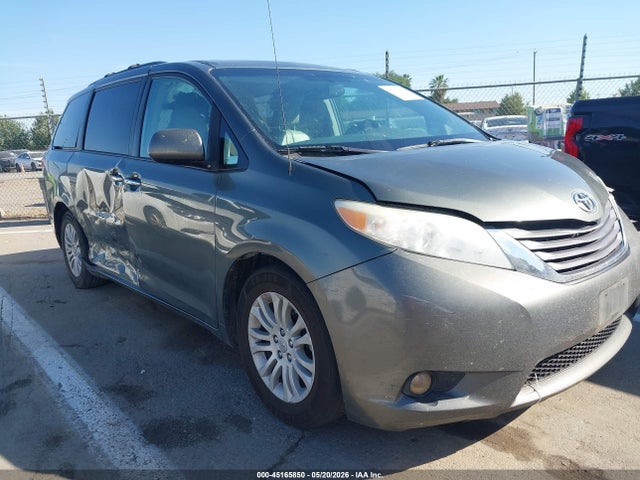 Salvage Toyota Sienna Image