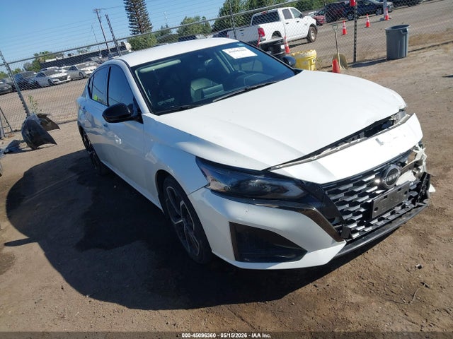 Salvage Nissan Altima Image