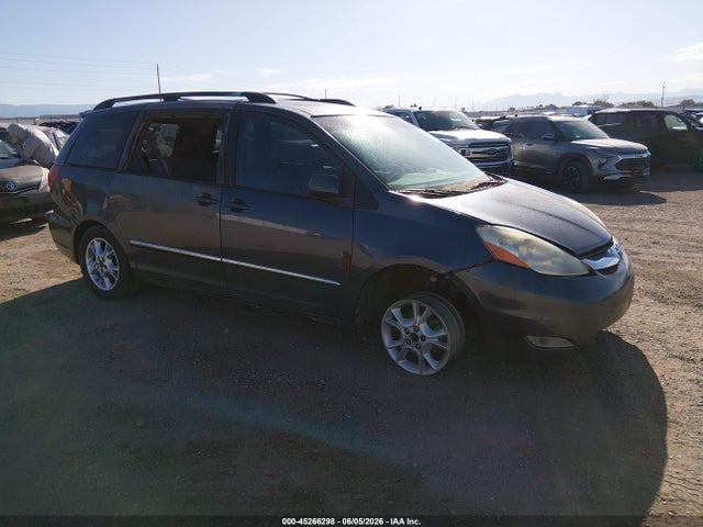 Salvage Toyota Sienna Image