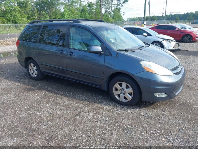 Salvage Toyota Sienna Image