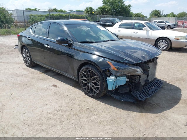 Salvage Nissan Altima Image