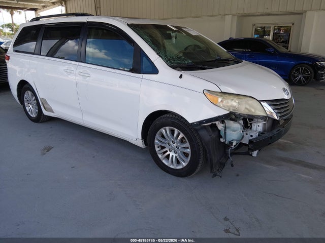 Salvage Toyota Sienna Image