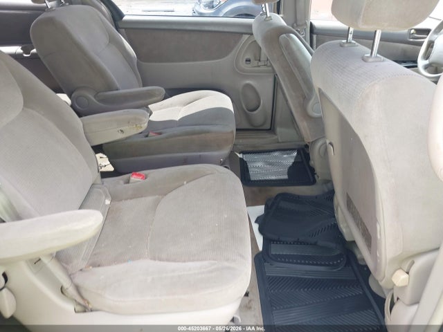 Toyota Sienna Le