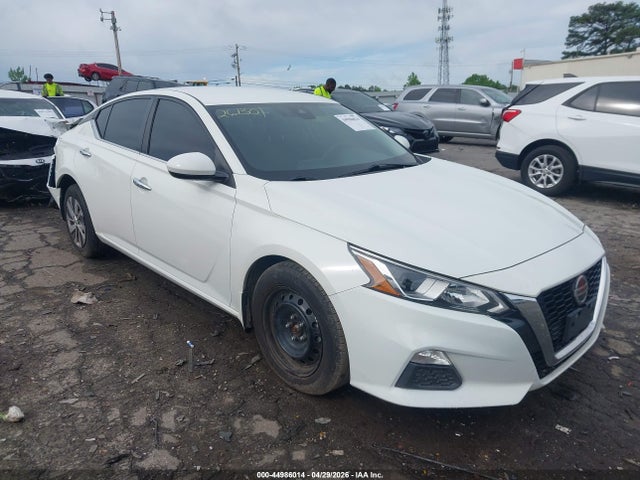 Salvage Nissan Altima Image