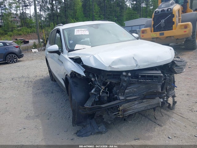 Salvage Volkswagen Tiguan Image