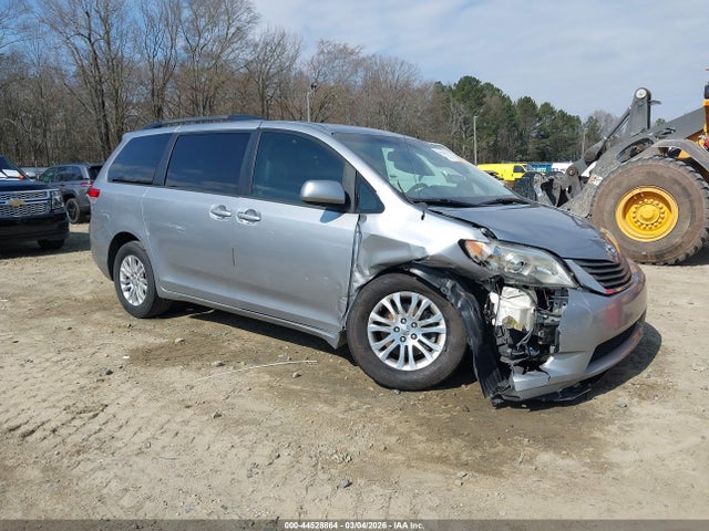 Salvage Toyota Sienna Image