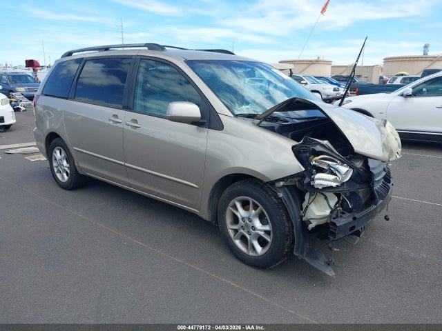 Salvage Toyota Sienna Image
