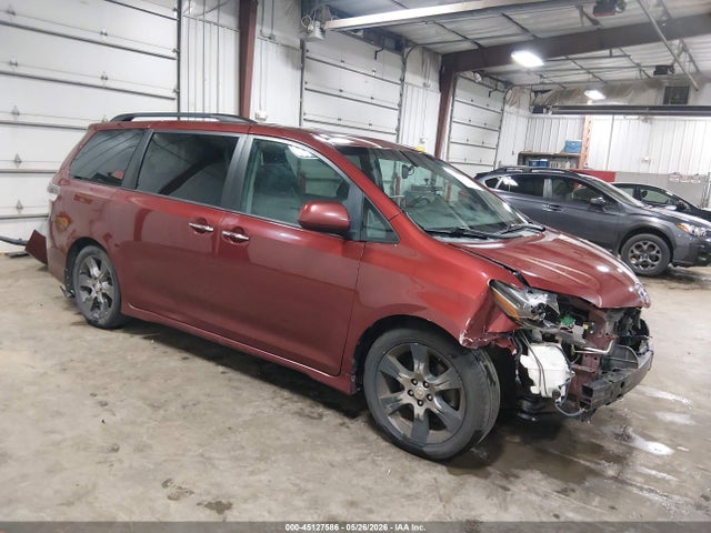 Salvage Toyota Sienna Image
