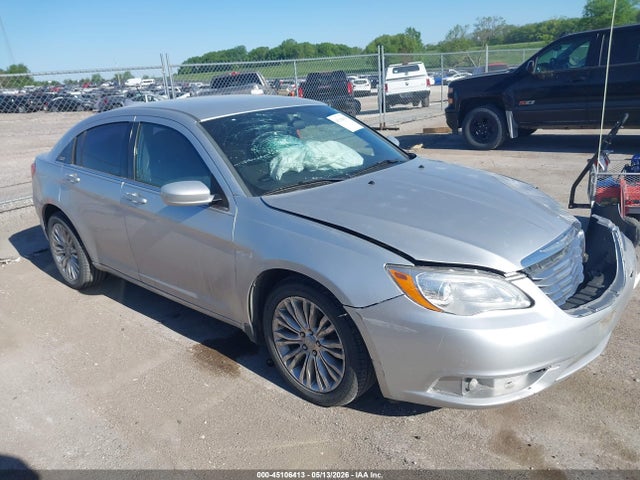 Salvage Chrysler 200 Image