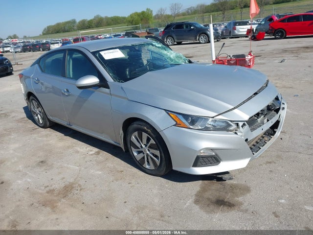 Salvage Nissan Altima Image