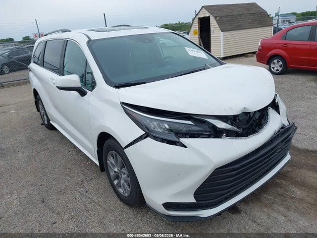 Salvage Toyota Sienna Image