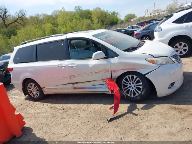 Toyota Sienna Xle 8 Passenger