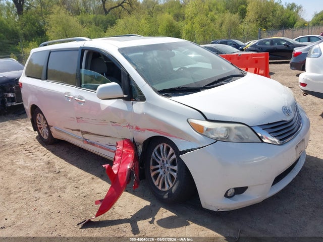 Salvage Toyota Sienna Image
