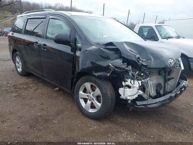 Salvage Toyota Sienna Image