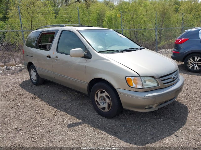 Salvage Toyota Sienna Image