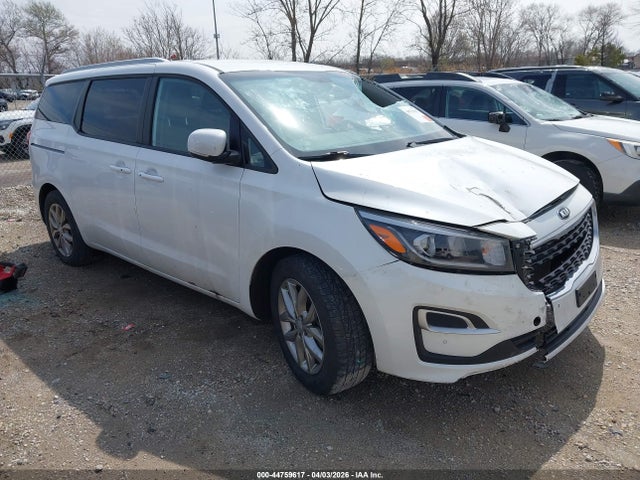 Salvage Kia Sedona Image