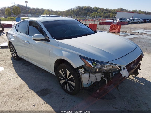 Salvage Nissan Altima Image