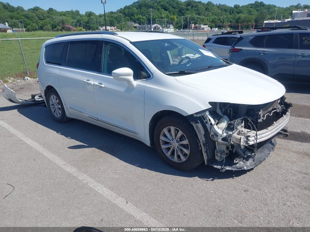 Salvage Chrysler Pacifica Image