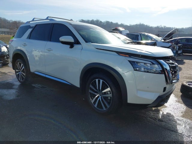 Salvage Nissan Pathfinder Image