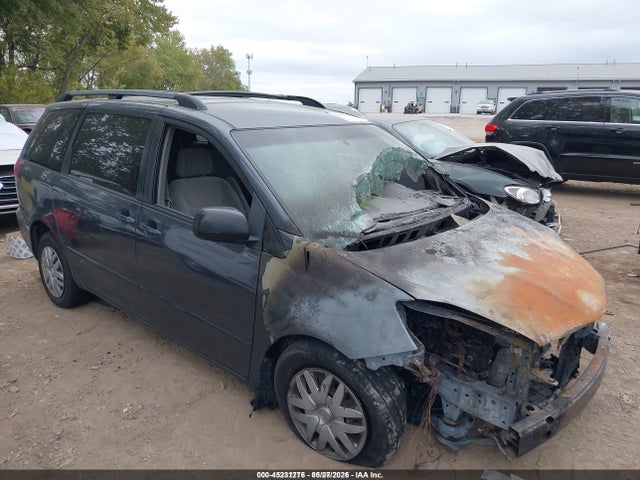 Salvage Toyota Sienna Image