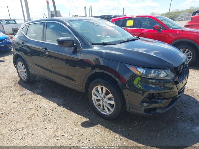 Salvage Nissan Rogue Image